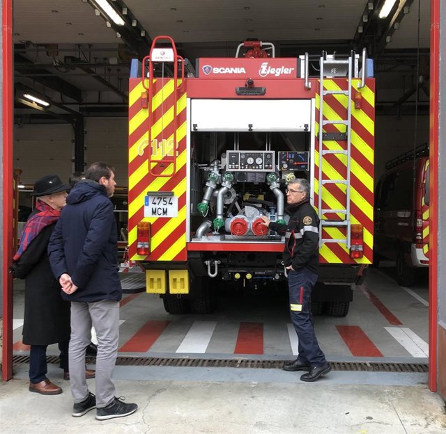 Alberto Palomino y Óscar Puente (primero y segundo por la izquierda) conocen los nuevos vehículos en el Parque de las Eras.
