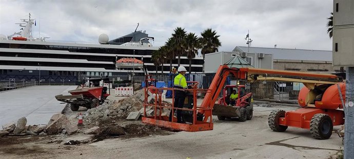 Archivo - Arquivo - Obras de reforma no paseo das Avenidas, no Porto de Vigo, na zona que se afundiu en agosto de 2018 durante un concerto do festival Ou Marisquiño.