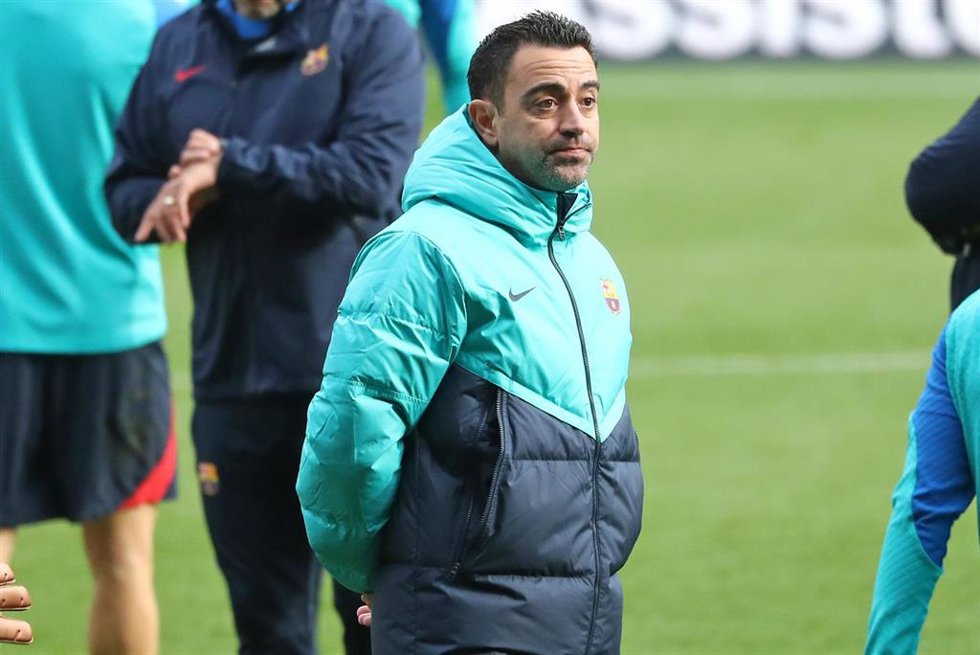02 January 2023, Spain, Barcelona: Barcelona head coach Xavi Hernandez leads a training session for the team at Spotify Camp Nou. Photo: -/Lagencia/LaPresse via ZUMA Press/dpa