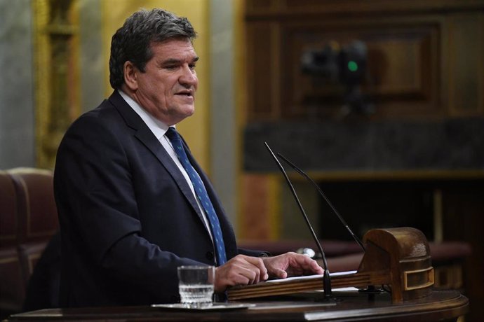 Archivo - El ministro de Inclusión, Seguridad Social y Migraciones, José Luis Escrivá, interviene en una sesión plenaria en el Congreso de los Diputados, en una imagen de archivo.