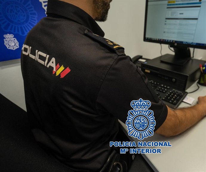 Archivo - Imagen de archivo del control de pasaportes del Aeropuerto de Tenerife Sur