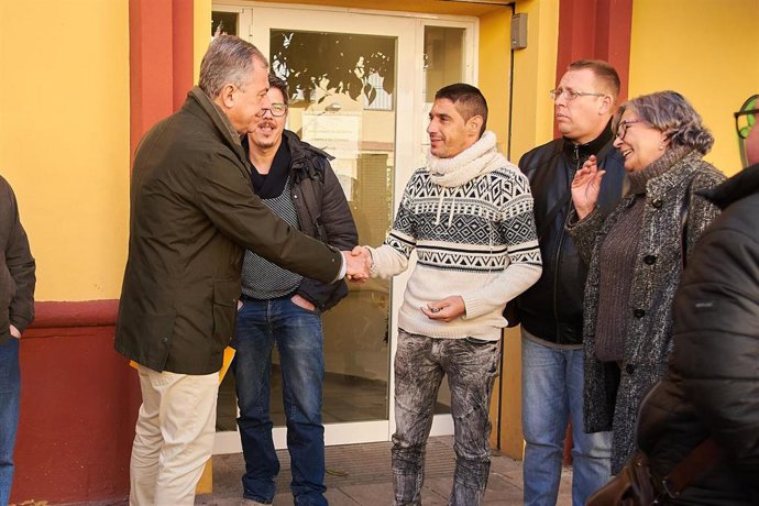 Sanz conversa con vecinos acerca de su proyecto de ciudad y se interesa por los problemas del barrio.