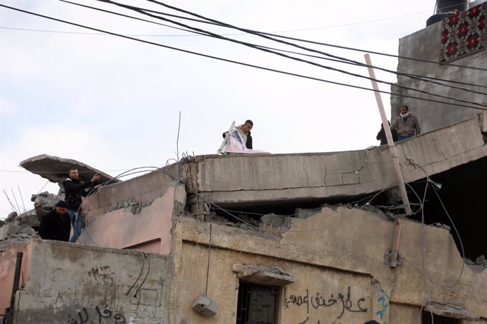 Palestinos investigan las viviendas afectadas tras una redada de las Fuerzas de Defensa de Israel en Cisjordania