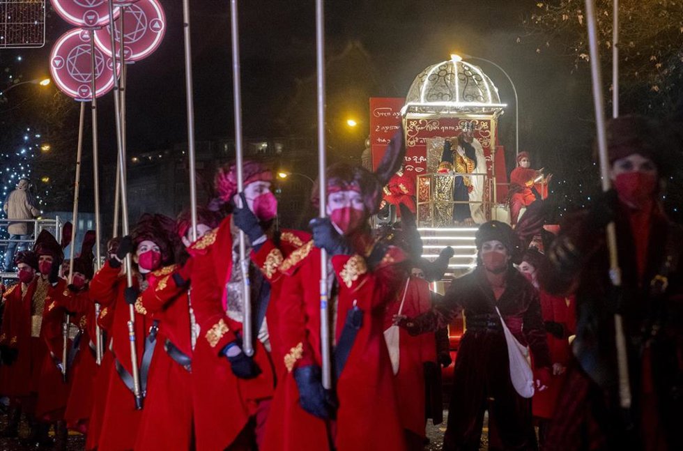 Archivo - El Rey mago Gaspar en la cabalgata de Reyes 2022 en Madrid. 