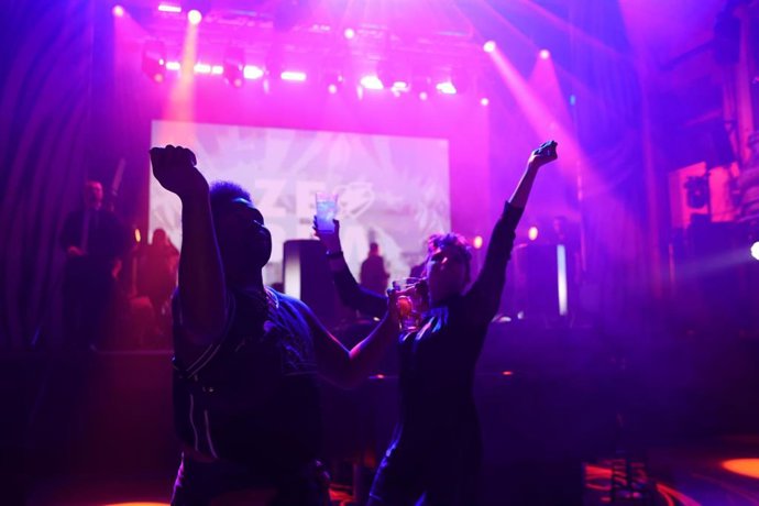 Dos personas bailan durante la fiesta de Nochevieja.