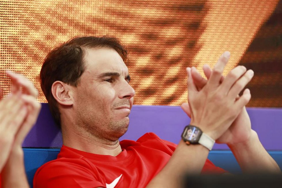 El tenista español Rafa Nadal aplaude a Jessica Bouzas, que logró ante la australiana Olivia Gadecki el único triunfo nacional este martes en la United Cup.