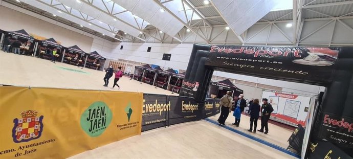 Archivo - Entrega de dorsales de una edición anterior de la Carrera de San Antón.