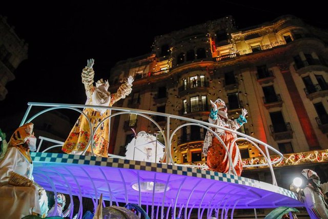 Archivo - Los Reyes Magos saludan durante la cabalgata, a 5 de enero de 2022, en Barcelona, Cataluña (España). 