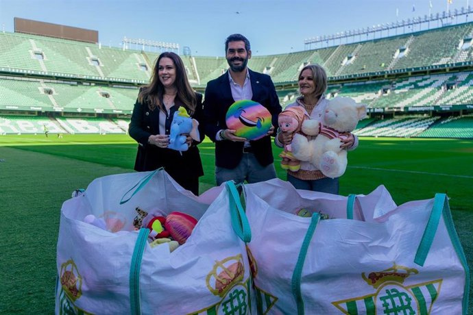 Lluvia De Peluches Real Betis Distrito Sur . Nota De Prensa Y Fotografía.