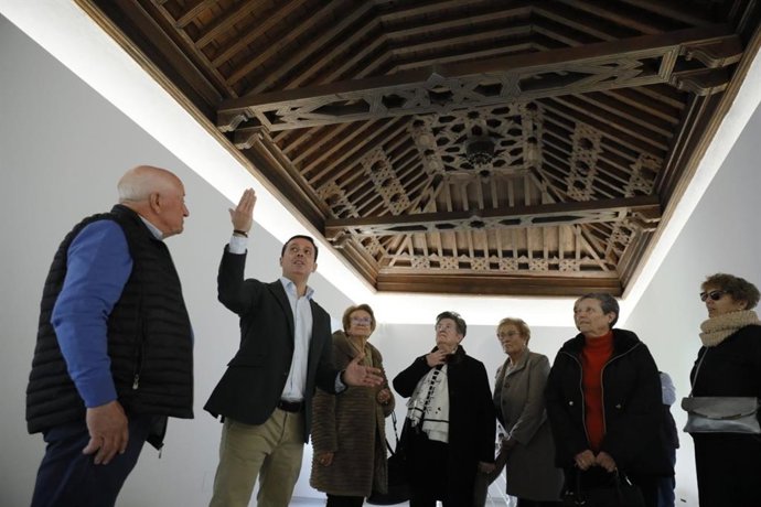 Javier Aureliano Garcia en su visita con mayores de la Alpujarra al Hospital Provincial