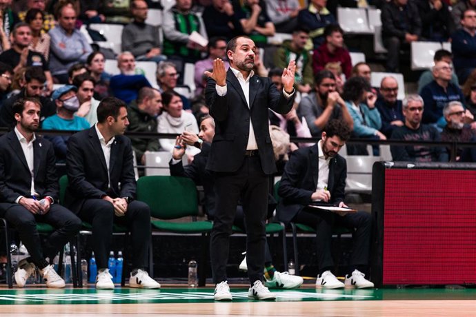 Archivo - Carles Durán, entrenador del Joventut Badalona, en el partido contra el Mincidelice JL Bourg en el Palau Olímpic de Badalona.