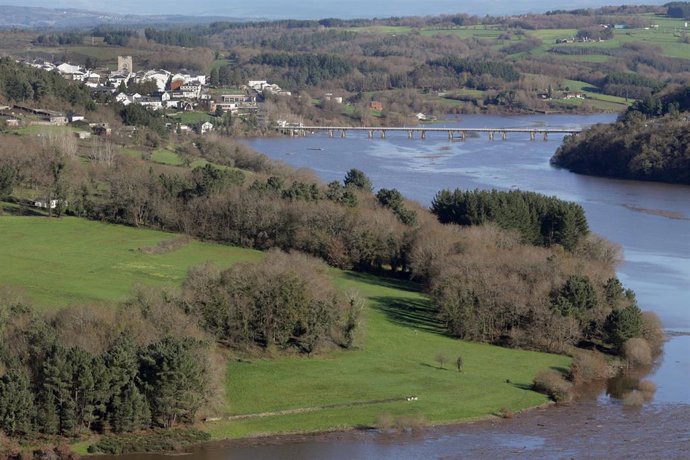 Vista general de la crecida del río Miño, a 2 de enero de 2023, en Portomarín, Lugo, Galicia (España).