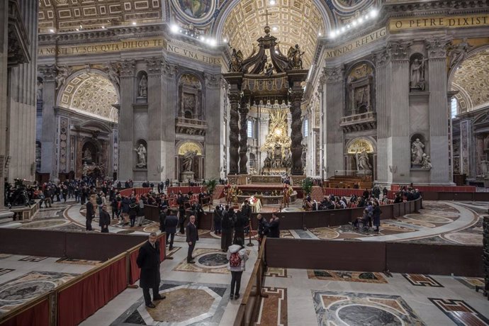 Los fieles de despiden de Benedicto XVI en la Basílica de San Pedro