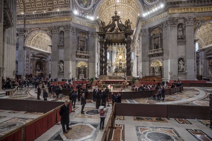 03 January 2023, Vatican, Vatican City: The body of late Pope Emeritus Benedict XVI laid out in state inside St. Peter's Basilica at the Vatican. Photo: Michael Kappeler/dpa - ATTENTION: graphic content