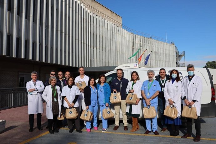 Entrega de los 100 menús navideños a los profesionales del Área de Gestión Sanitaria Sur de Sevilla