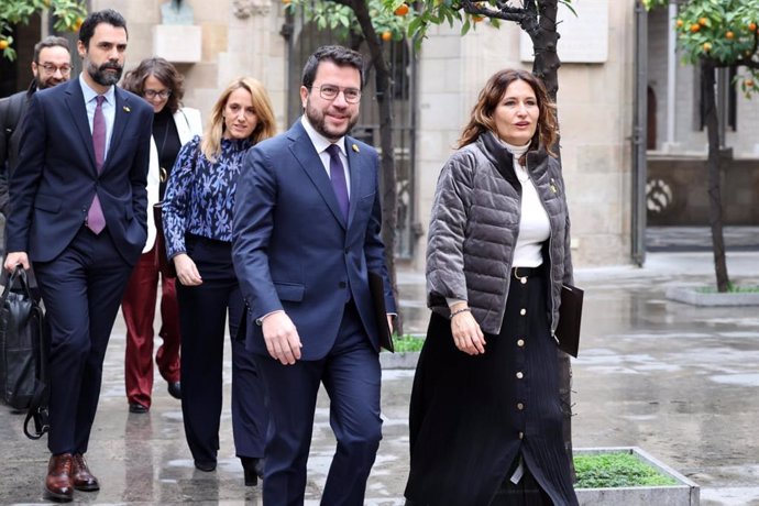 El president de la Generalitat, Pere Aragons, al costat de la consellera Laura Vilagr i altres consellers abans del Consell Executiu, a 3 de gener de 2023.