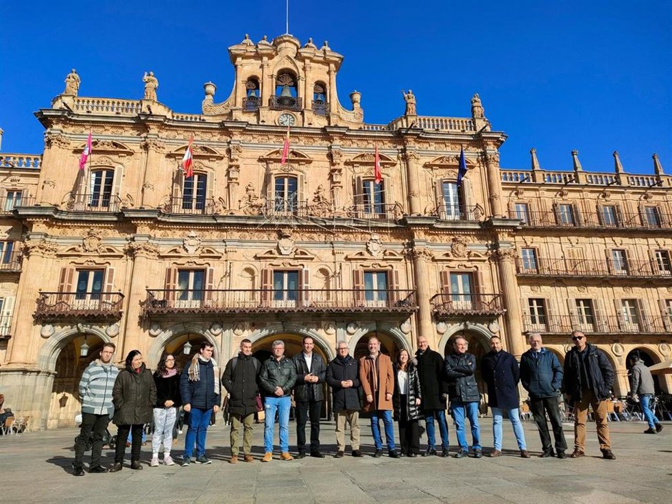 El concejal de Urbanismo en el Ayuntamiento de Madrid, Mariano Fuentes, y el portavoz de Ciudadanos en el Parlamento de Navarra, Carlos Pérez-Nievas, centro, junto a afiliados e integrandes de la formación en Salamanca.