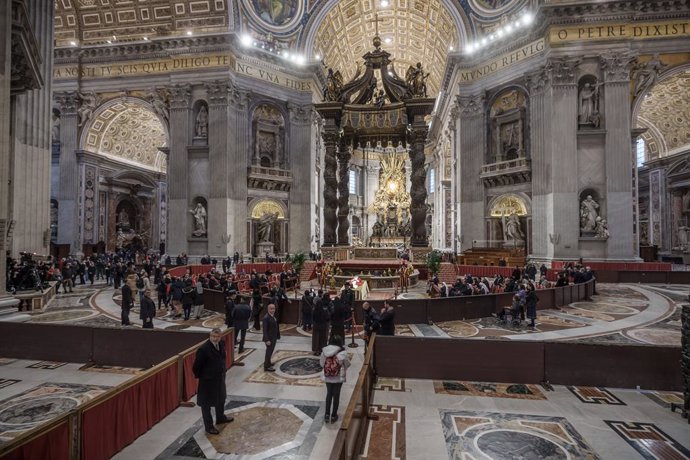Els fidels d'acomiaden de Benet XVI a la Basílica de Sant Pere