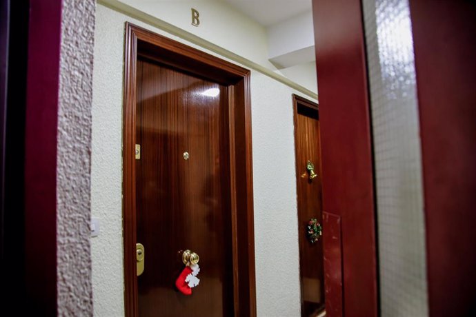 Puerta de la vivienda donde una mujer ha envenenado mortalmente a su marido y posteriormente se ha suicidado, a 3 de enero de 2023, en Fuenlabrada, Madrid (España). 