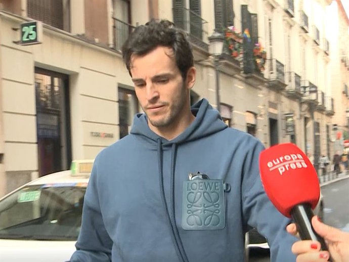 Íñigo Onieva sale de comprar en una tienda