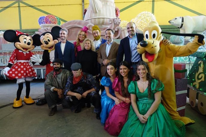 El alcalde de Santa Cruz de Tenerife, José Manuel Bermúdez, y otros miembros de la Corporación junto a algunos de los personajes que participarán en la Cabalgata de Reyes Magos