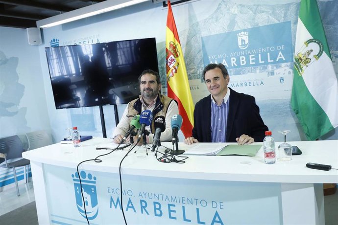 El portavoz del Ayuntamiento de Marbella, Félix Romero, y el concejal de Deportes, Manuel Cardeña, en la rueda de prensa posterior a la Junta de Gobierno Local.