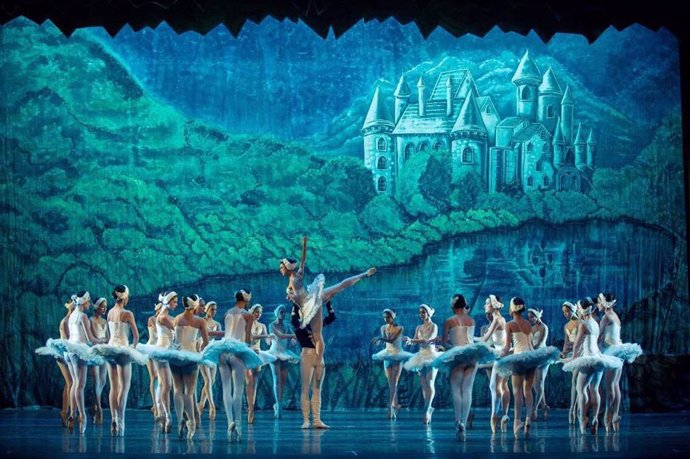 Representación de 'El lago de los cisnes' del Ballet de Cuba Laura Alonso.