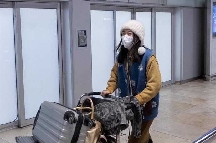 Una pasajera llega al aeropuerto Adolfo Suárez Madrid-Barajas procedente de un vuelo de Chongqing (China), a 3 de enero de 2023, en Madrid (España).