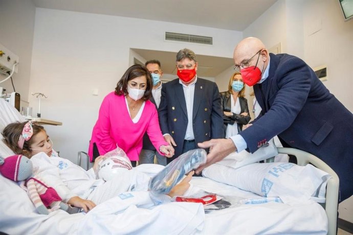 Luis de la Fuente visita a los más pequeños en el Hospital San Pedro de Logroño.