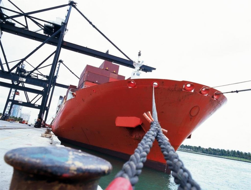 Archivo - Barco atracado en un puerto