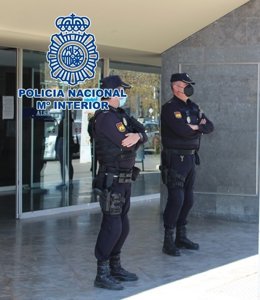 Agentes de la Policía Nacional en la estación de autobuses de Granada.