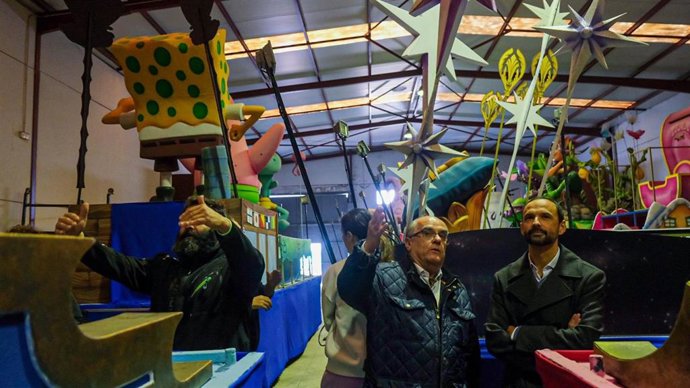 El alcalde de Sanlúcar, Víctor Mora, visita las carrozas de la Cabalgata de los Reyes Magos