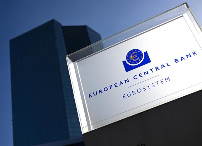Archivo - 27 October 2022, Hesse, Frankfurt: The sun illuminates a stele in front of the European Central Bank (ECB) headquarters with a sign that reads "European Central Bank Eurosystem". Photo: Arne Dedert/dpa