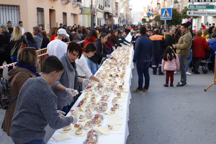 Imagen de una edición anterior del roscón solidario de Huétor Tájar (Granada).