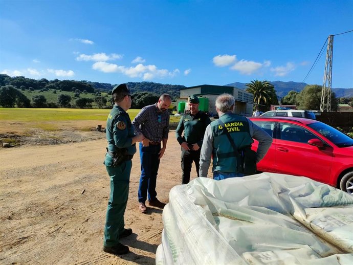 El alcalde de Los Barrios, Miguel Alconchel, en la visita al dispositivo de la Guardia Civil para localizar al felino de grandes dimensiones visto en la zona