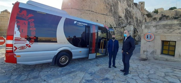 El concejal de Transportes del Ayuntamiento de Alicante, Manuel Villar, junto a autobuses urbanos.
