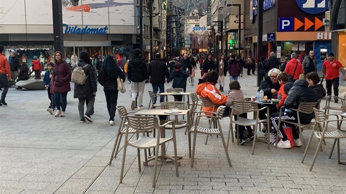 Turistes en la principal avinguda comercial d'Andorra.