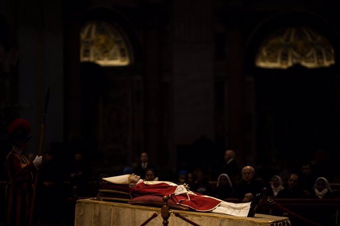 03 January 2023, Vatican, Vatican City: The body of late Pope Emeritus Benedict XVI laid out in state inside St. Peter's Basilica at the Vatican. Photo: Oliver Weiken/dpa - ATTENTION: graphic content