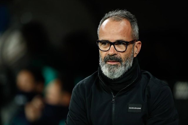 Archivo - El entrenador del Real Oviedo, Álvaro Cervera