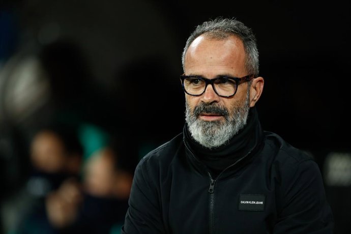 Archivo - El entrenador del Real Oviedo, Álvaro Cervera