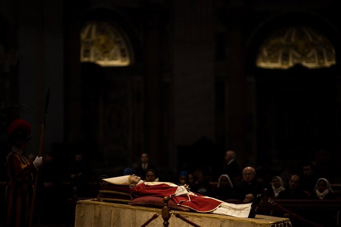 El cos del papa emrit Benedicto XVI exposat en la basílica de Sant Pere.