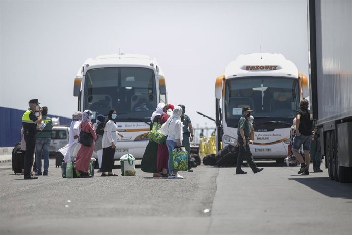 Archivo - Varias de las temporeras marroquíes con equipaje, en una imagen de archivo.