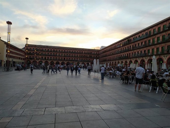 Veladores de establecimientos hosteleros en la Plaza de la Corredera de Córdoba, en una imagen de archivo.