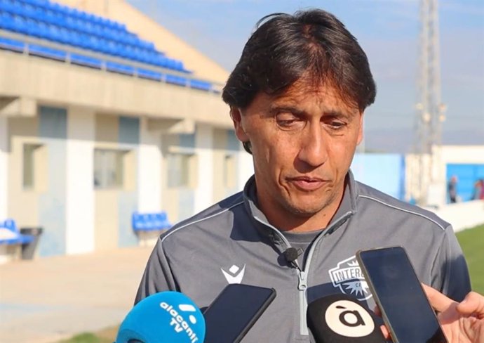 El entrenador del CF Intercity, Gustavo Siviero, atiende a los medios