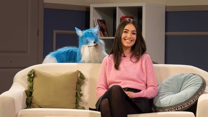 El zorro Digochiño, mascota de '#DígochoEu', junto a la presentadora Esther Estévez