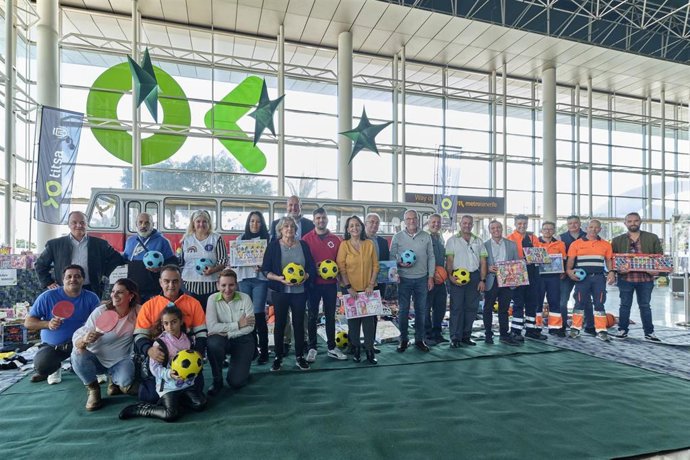 El personal de Titsa dona juguetes y ropa a la población infantil de Tenerife