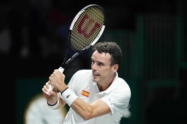 Archivo - 23 November 2022, Spain, Malaga: Spanish tennis player Roberto Bautista Agut in action against Croatia's Borna Coric during the quarter-final tennis match of the Davis Cup between Croatia and Spain in Malaga. Photo: -/LaPresse via ZUMA Press/dpa