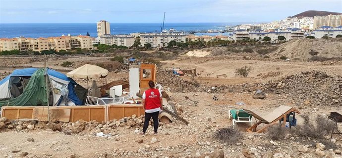 Archivo - Personal de Cáritas Diocesana de Tenerife ante una chabola en un descampado