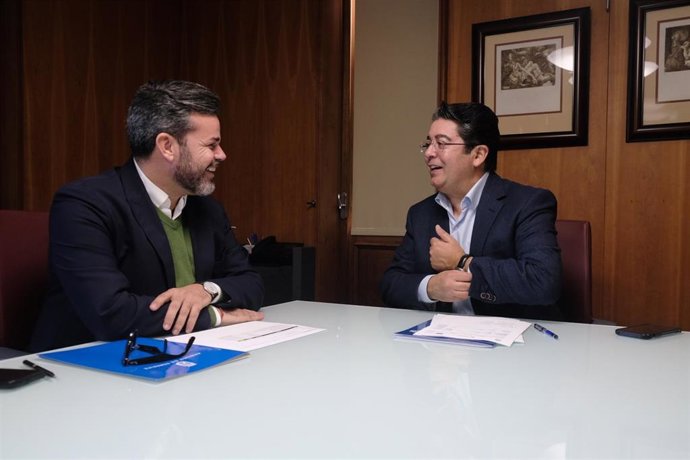 Archivo - El presidente del Cabildo de Tenerife, Pedro Martín, y el consejero de Cooperación Municipal y Vivienda, Zebenzuí Chinea