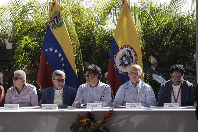 Representantes del Gobierno de Colombia y de la guerrilla del Ejército de Liberación Nacional (ELN) en la primera ronda de diálogo celebrada en Caracas, Venezuela.